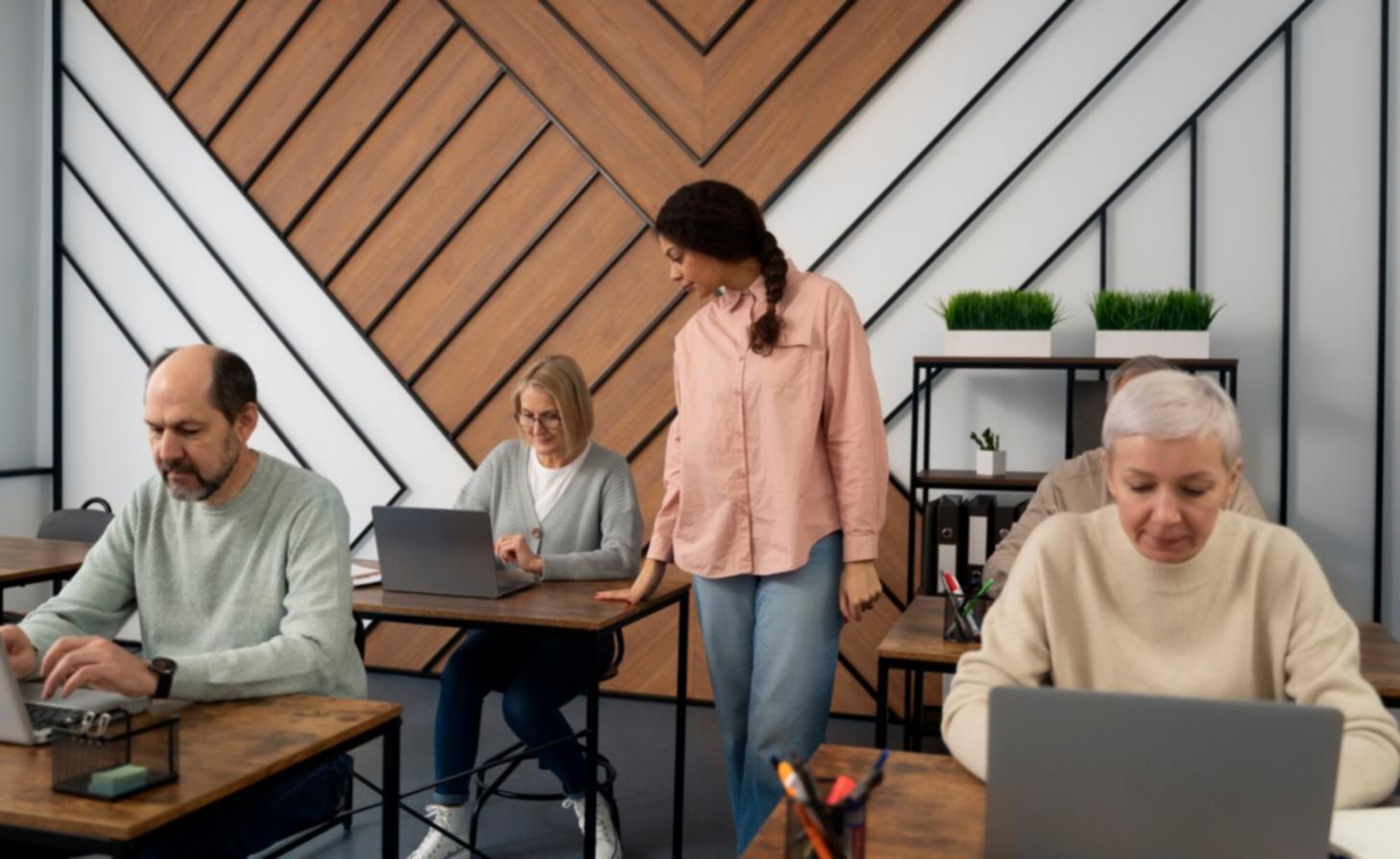 Séance de tutorat entre étudiants dans un environnement d'apprentissage collaboratif
